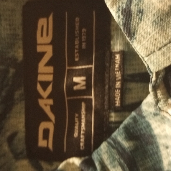 COPY - Dakine Poipu Wovens Mens Button Down Short Sleeve Shirt. Size Medium - Picture 3 of 5